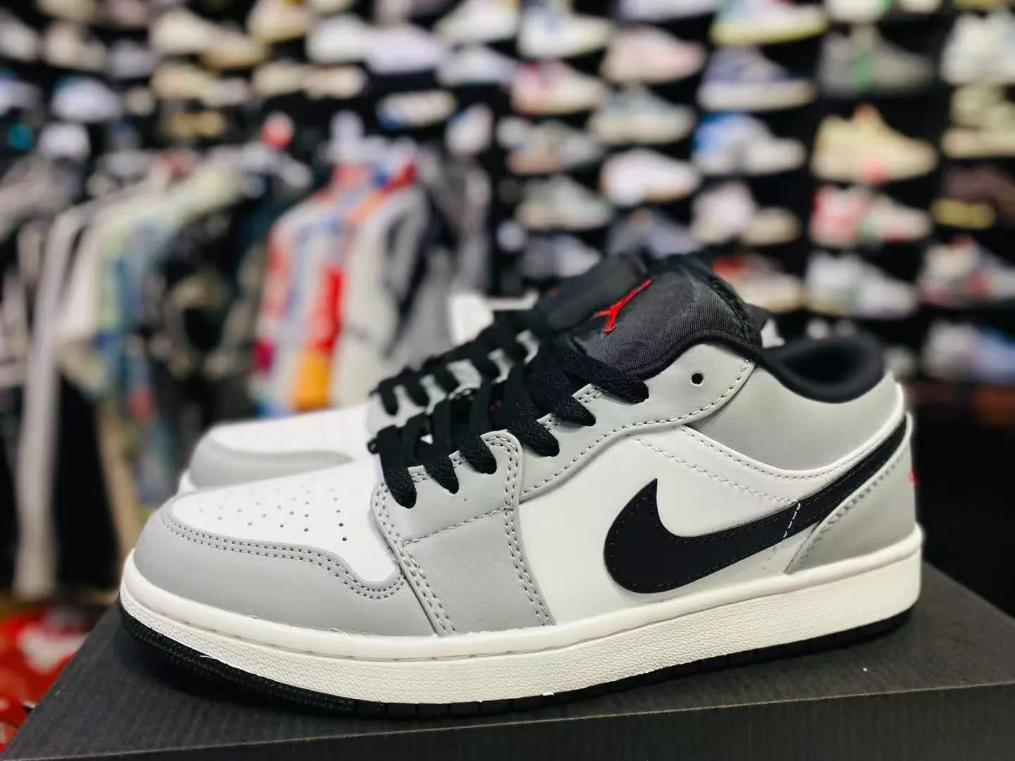 Air Jordan 1 Low 'Light Smoke Grey' (Infrared Accent