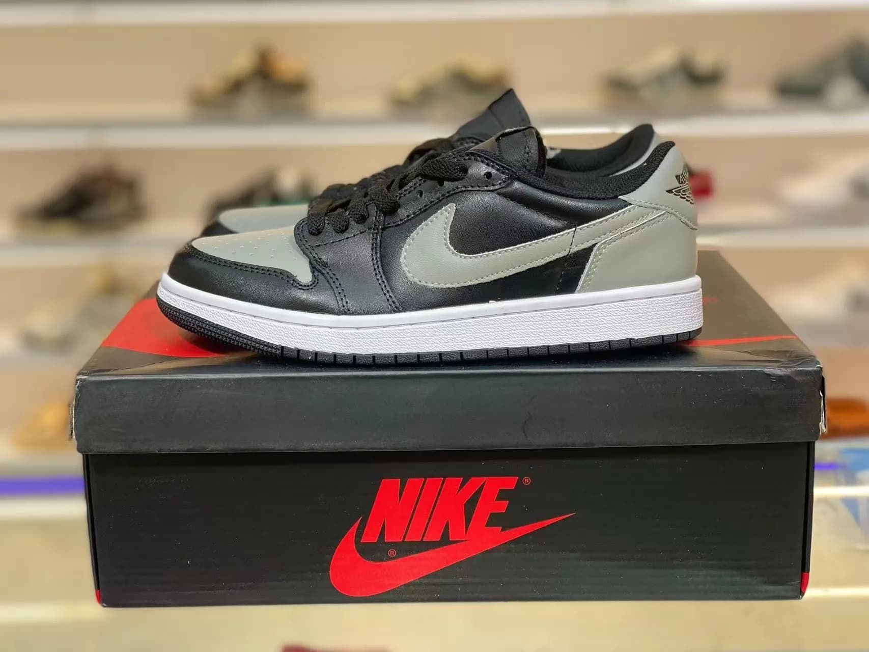 Air Jordan 1 Retro Low OG 'Shadow'