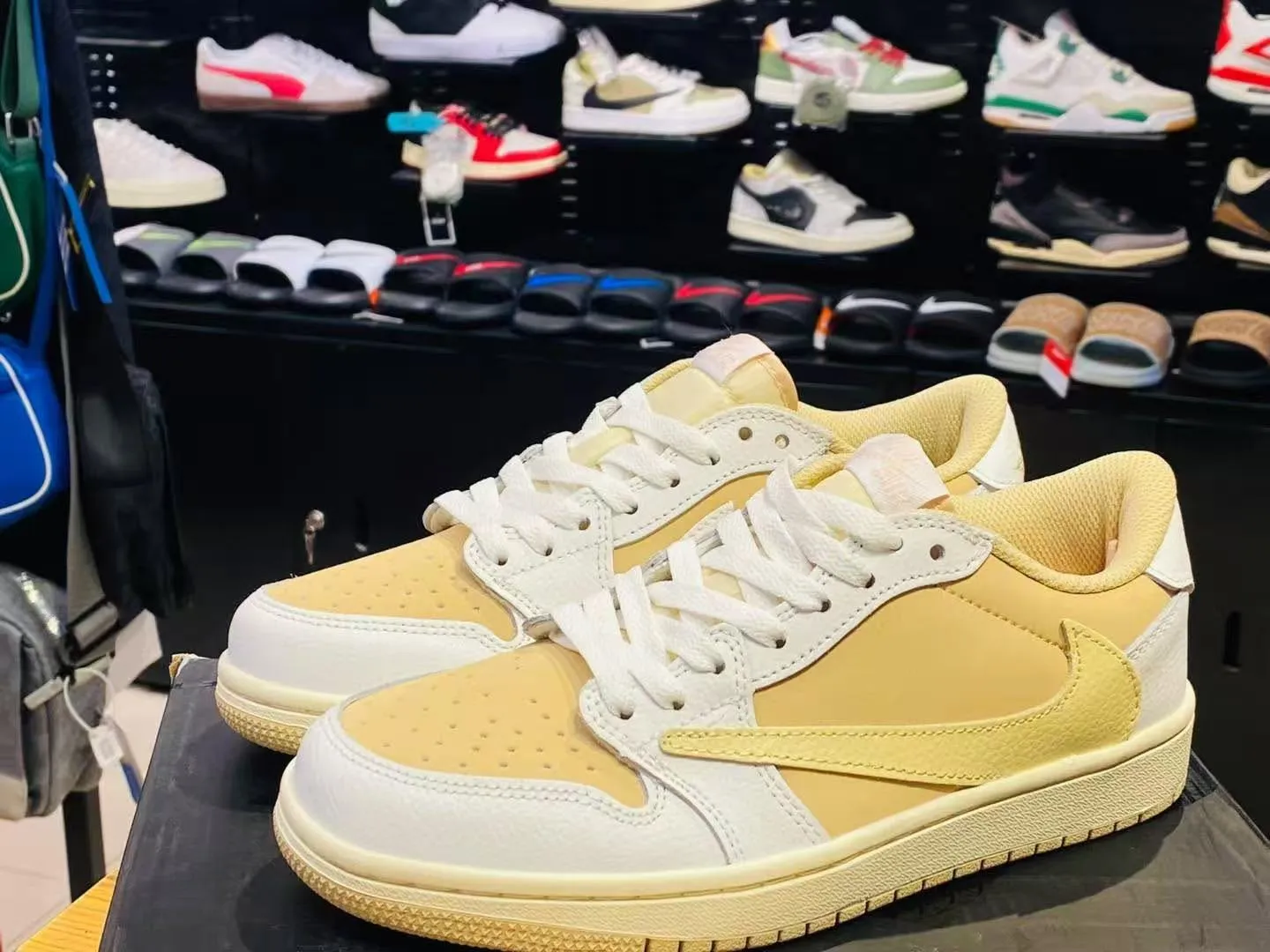  Air Jordan 1 Retro Low OG SP x Travis Scott 'Canary Yellow'