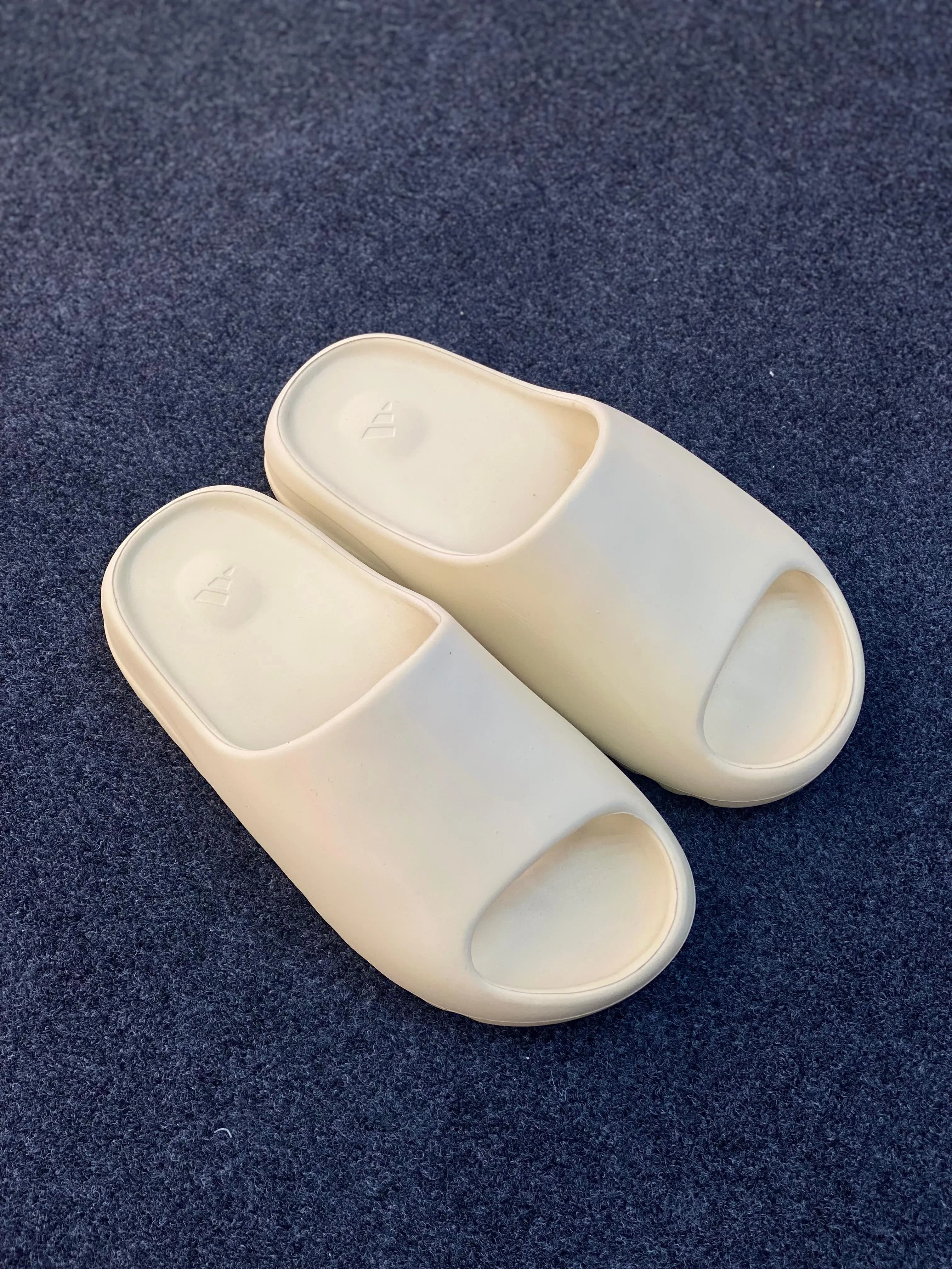 Adidas Yeezy Slide "Bone"