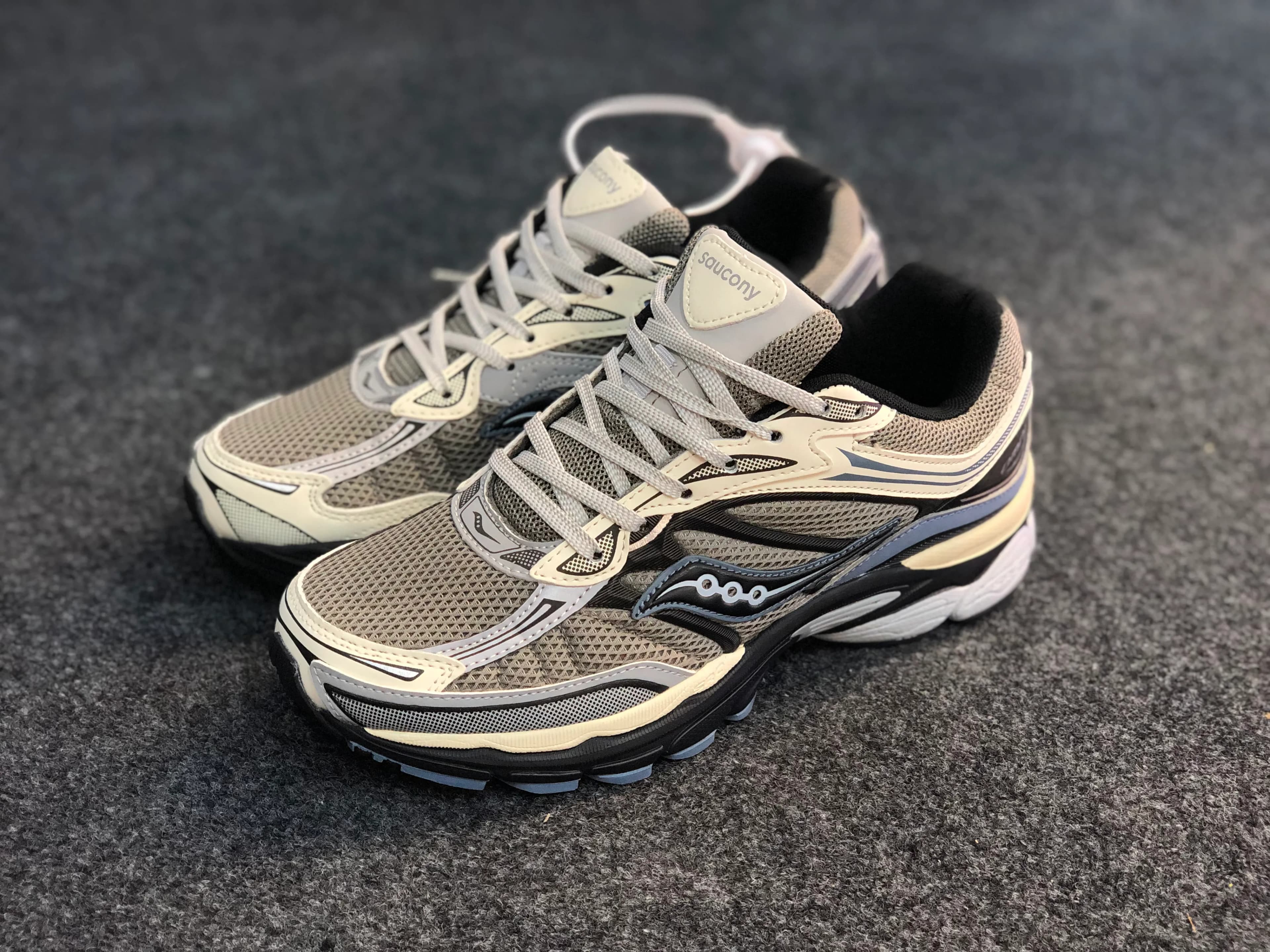 Saucony ProGrid Omni 9 — Gravel / Caviar / Off-White