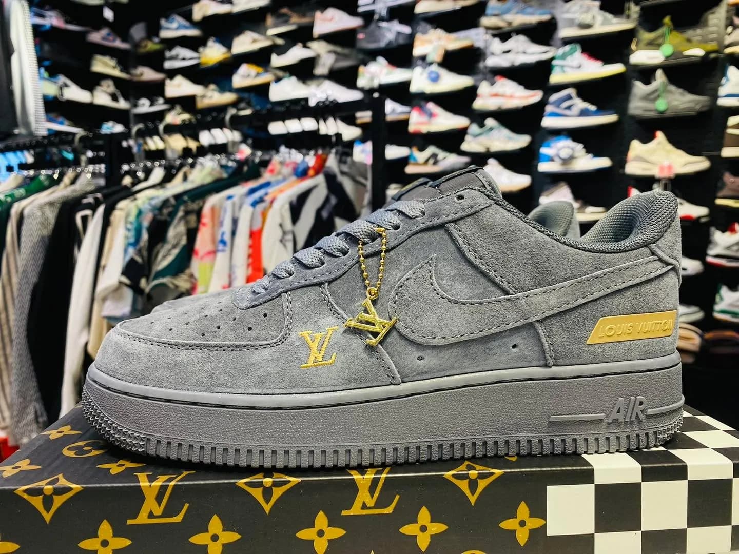  Louis Vuitton x Nike Air Force 1 Low "Grey Suede & Gold"